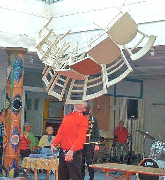 Sehenswert: Der Jongleur von »La Strada« balancierte  sieben Stühle auf seinem Kinn. 	Foto: Stadt Erding