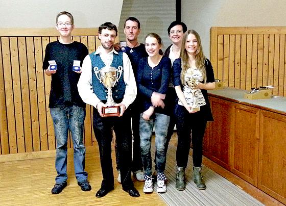 Drei Mal gewannen Eichenlaub-Schützen den Raiffeisen-Wettbewerb  und damit den Pokal. 	Foto: VA