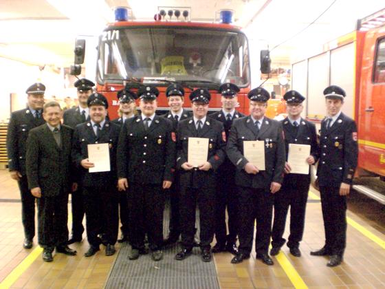 Die Mitglieder der Freiwilligen Feuerwehr mit dem Grasbrunner Bürgermeister Klaus Korneder (links). 	Foto: privat