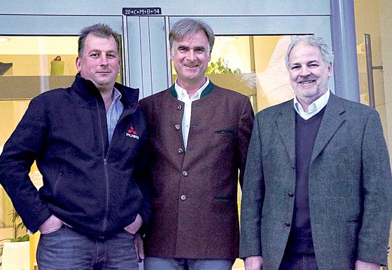 Der frisch gebackene Holzkirchner Bürgermeister Olaf von Löwis (Bildmitte) mit Stefan Schmid und Albert Kraml vor dem Rathauseingang.	Foto: hw