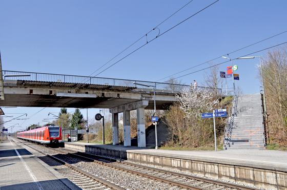 Ende April wird die Brücke am S-Bahnhof Grub abgerissen, bis August soll  hier eine neue gebaut werden.	Foto: Sybille Föll