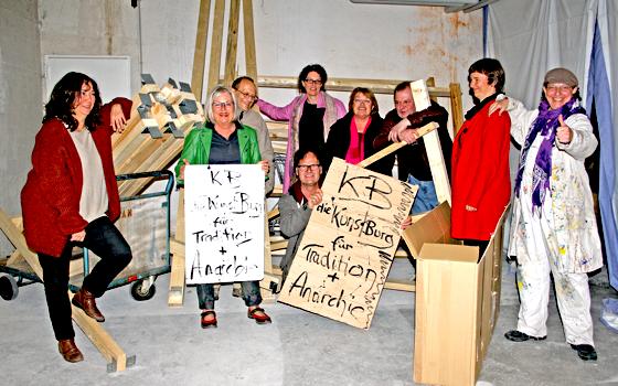 Die Künstler bereiten im Keller der Burggrafenateliers ihre Ausstellung zum Münchner Festival für unangepasste Kunst vor. 	Foto: js