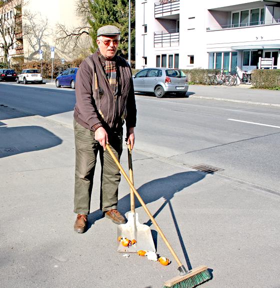 Franz Rieger kommt seiner Reinigungsverpflichtung regelmäßig nach.	Foto: js