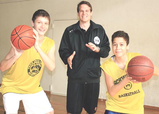 Finn (l.) und Joshua (r.), hier mit Trainer Tobias Brütting, wollen im Basketball hoch hinaus: mindestens in die deutsche Bundesliga oder in die NBA. 	Foto: scy