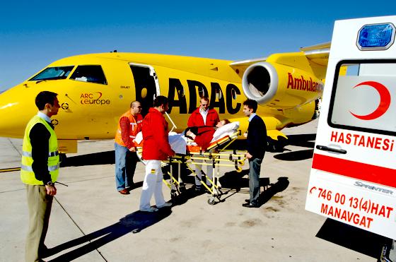 Der Club hilft: Mit einem ADAC Auslandskrankenschutz holt Sie der  Ambulanzdienst nach Hause.	Foto: ADAC