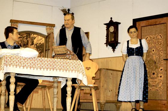 Der Großbauer Kornthaler (Alois Stockinger, in der Mitte) präsentiert seine schüchterne  Tochter Liesl dem Flori, der sie heiraten soll. 	Foto: Otto Hartl