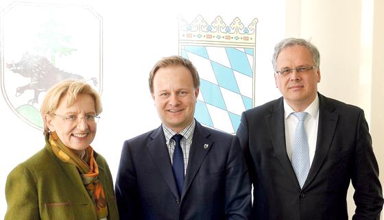 Regierungspräsident Christoph Hillenbrand (rechts) und die Vizepräsidentin der Regierung von Oberbayern, Maria Els besuchten Landrat Robert Niedergesäß (Mitte). 	Foto: LRA EBE