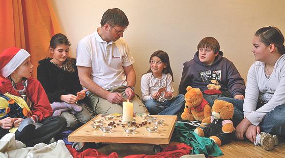 In regelmäßigen Gruppenstunden wird Kindern geholfen, die Angehörige verloren haben.  	Foto: Johanniter/Stolzenburg