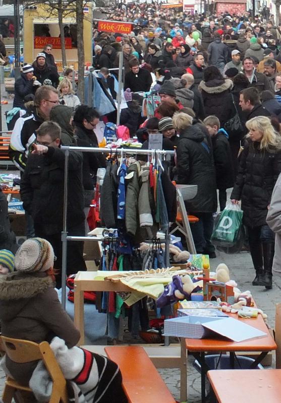 Bayerns größter Kinderflohmarkt! Die Erdinger Innenstadt wird wieder zu einer riesigen Verkaufsfläche.	Foto: Kuhn