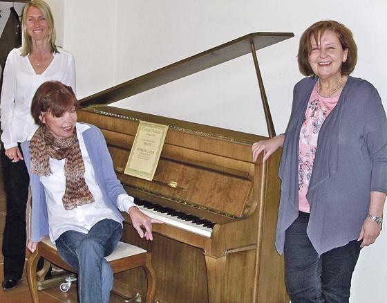 Das gespendete Klavier fürs Altenheim (v. l.): Maike-Brit Hessel, Marion Klare, Hiltrud Broschei	Foto: FFHSZ