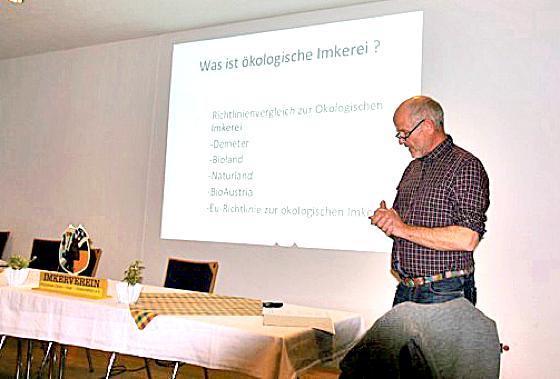 Imkermeister Günter Friedmann bei seinem Vortrag auf der Jahresversammlung des Imkervereins Münchner Osten-Haar-Vaterstetten.	Foto:Privat