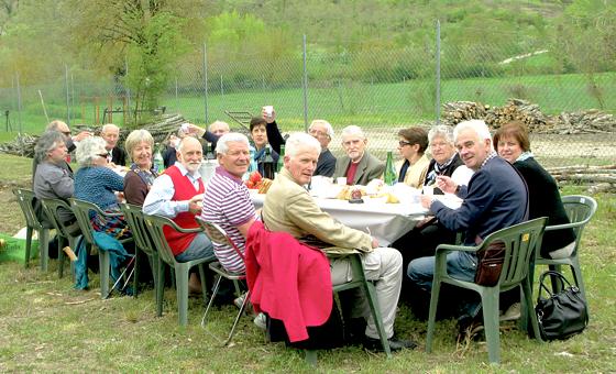 Der einzig Überlebende, Gino Massetti, feierte mit Angehörigen der getöteten Opfer und Pfarrer Christoph Nobs ein »Festmahl des Lebens«.       Foto: Privat