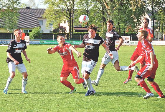 Die Herren I des VfR Garching (dunkle Trikots) könnten schon bald in der Regionalliga spielen. 	Foto: Verein