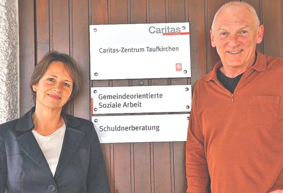 Birgit Oppermann-Schramm und Klaus Binder helfen gerne weiter, wenn aufgrund von Schulden der Schuh drückt. 	Foto: hw