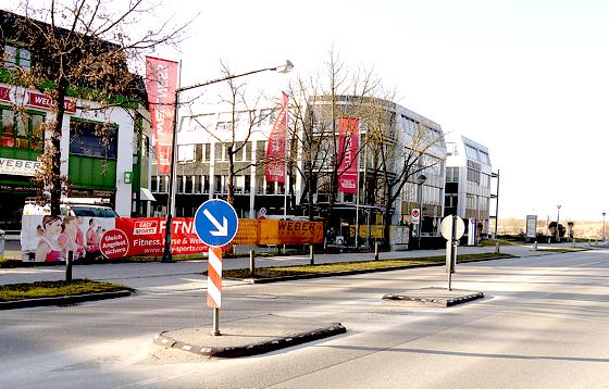 Im Bereich des Hatriums an der Biberger Straße wird es zeitnah eine neue Linksabbiegerspur ins Gewerbegebiet geben.	Foto: Kohnke