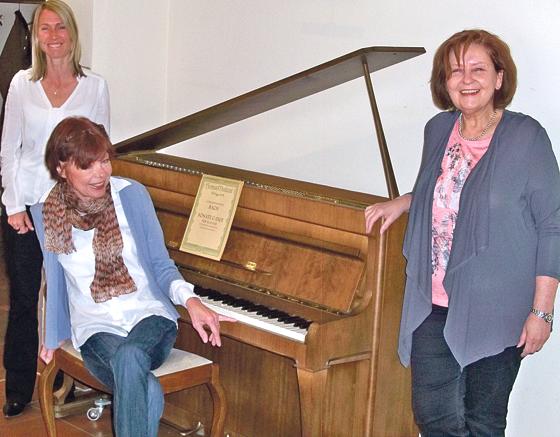 Das gespendete Klavier fürs Altenheim (v. l.): Maike-Brit Hessel, Marion Klare, Hiltrud Broschei	Foto: FFHSZ