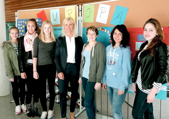 Die Abgeordnete Ulrike Scharf inmitten von Schülerinnen der Mädchenrealschule Hl. Blut in Erding.                       Foto: Scharf