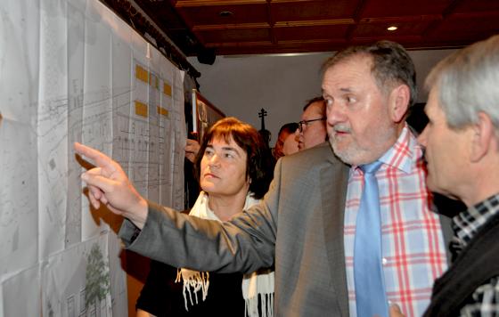 Bürgermeister Franz Finauer erläutert den Bürgern anschaulich die Planungen für die Zukunft . 	Foto: Sybille Föll