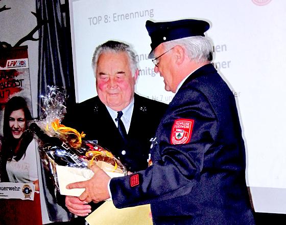 Adi Lechner wird einstimmig zum Ehrenmitglied der Freiwilligen Feuerwehr gewählt.	Foto: VA