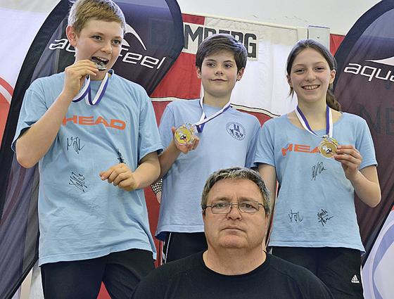 SCPE-Cheftrainer Elvir Mangafic (vorne) und (von links) Andreas März, Markus Fischer, Indira Schmid freuten sich über ihre Medaillen. 	Foto: Verein
