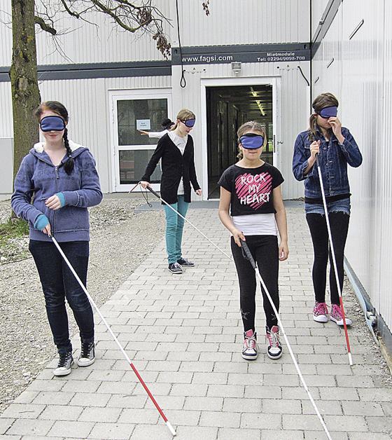 Wie fühlen sich Blinde? Ismaninger Mittelschüler wechselten ihre Perspektive.	Foto: ZAP Ismaning