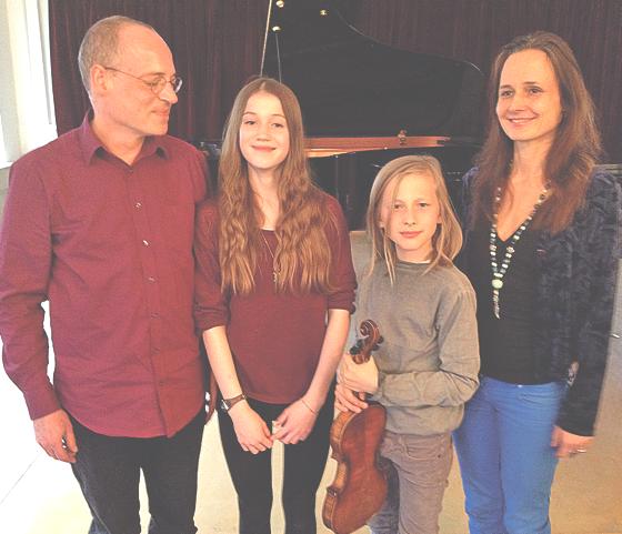 Robert Jobst und Brigitta Elia spielen in Begleitung ihrer Kinder in der Musikschule auf.	Foto: VA