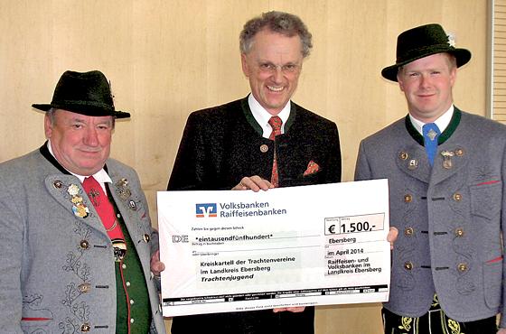 Die Vertreter der Trachtenvereine nehmen die  Spende der Raiffeisenbank entgegen.	Foto: Otto  Hartl