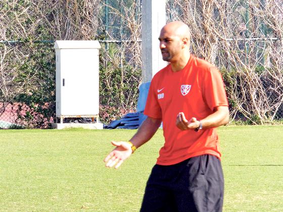 Früher spielte Matt Okoh unter anderem für den TSV 1860, jetzt kämpft er als Trainer des FC Rot-Weiss Oberföhring gegen den Abstieg in die Kreisklasse  und das ausschließlich mit selbst ausgebildeten Spielern.	Foto: Verein