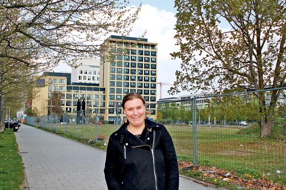 Dorothea Wiepcke vor dem brachliegenden Baugrundstück an der Lyonel-Feininger-Straße.	Foto: js