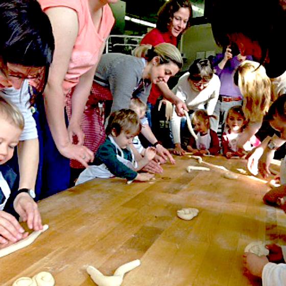 Vorkindergartengruppe Flohkiste aus Kirchseeon zu Besuch beim Bäcker in Grafing. 	Foto: Flohkiste