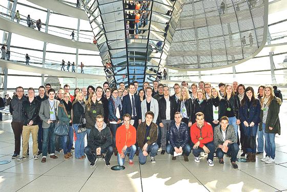 Teilnehmer der Jungen Union im Reichstag mit ihrem Abgeordneten Andreas Lenz (Bildmitte).	F: privat