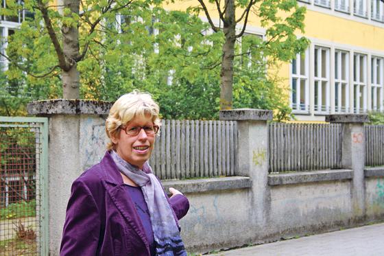 Hannelore Schrimpf vor der Mittelschule an der Leipziger Straße. Die Errichtung einer neuen Turnhalle zählt zu den zentralen Forderungen des BAs.	Foto: js