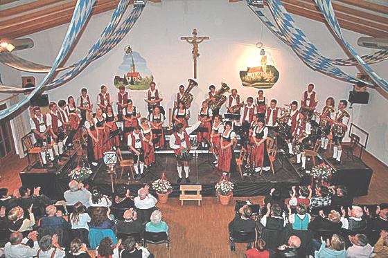 Die Steinhöringer Blasmusik spielt zünftig im  Dorfgemeinschaftshaus Tulling auf.	Foto: VA