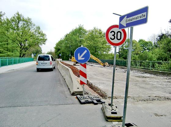 Zweiter Schritt: Die Sanierung der Brücke über die Effnerstraße geht weiter.  Die Arbeiten sollen mindestens zwei Monate dauern.	Foto: hgb