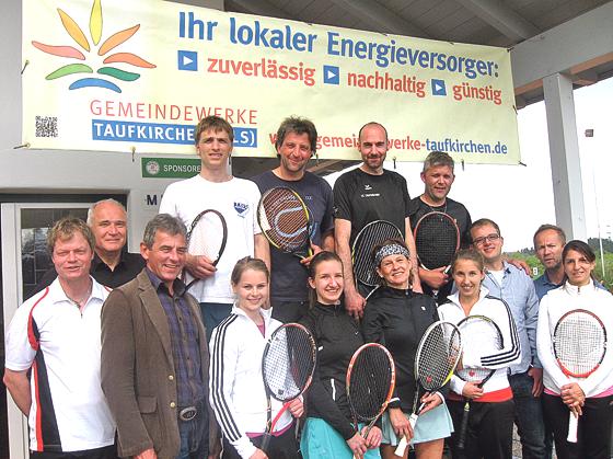 Noch genügend Power für ein Lächeln! Insgesamt traten 52 Spielerinnen und Spieler beim Energiecup in Taufkirchen an! 	Foto: Manfred Stanggassinger