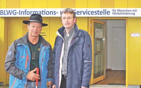 Franz Sprenger (l.) und Klaus Blattert vor der Informations- und Servicestelle des BLWG in der Haydnstraße.	Foto: Julia Stark