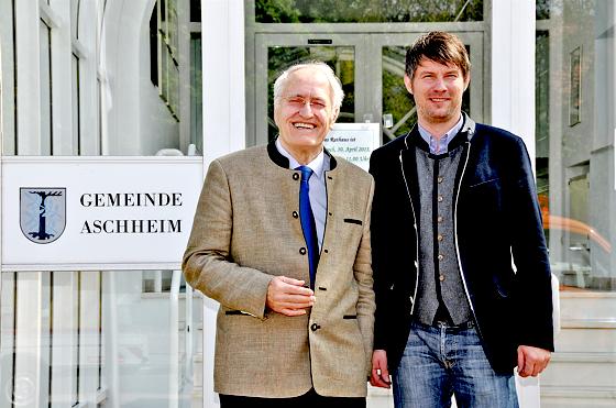 Nach 30 Jahren verlässt Helmut J. Englmann (links) die politische Bühne in Aschheim und hinterlässt seinem Nachfolger Thomas Glashauser große Fußstapfen. Foto: Sybille Föll