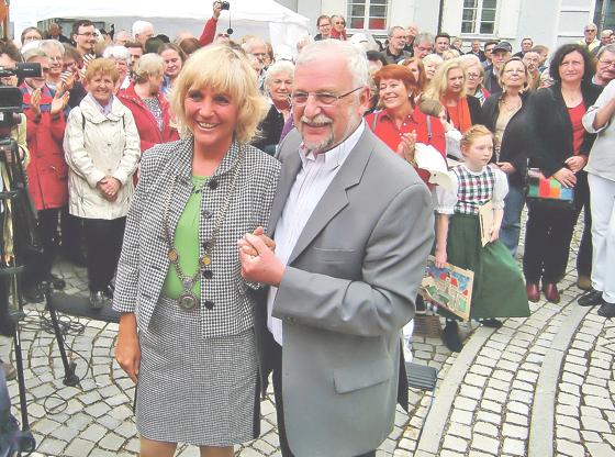 Altbürgermeister Helmut Dworzak überreichte bei seinem Abschiedsfest der neuen Bürgermeisterin Gabriele Müller die Amtskette.	Foto: ikb