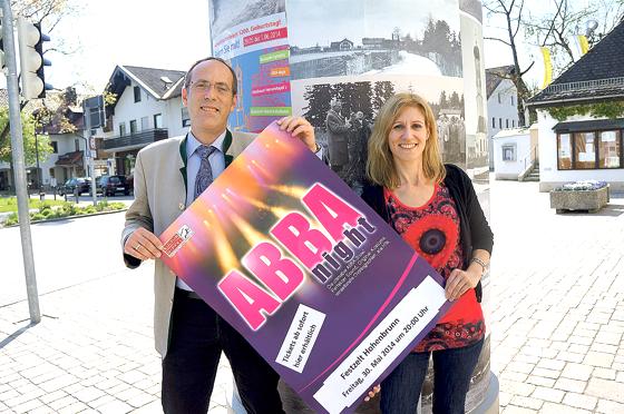 Bürgermeister Stefan Straßmair und Petra Seeger vom Organisationsteam freuen sich auf viele Besucher beim Festwochenende Ende Mai.	Foto: hw