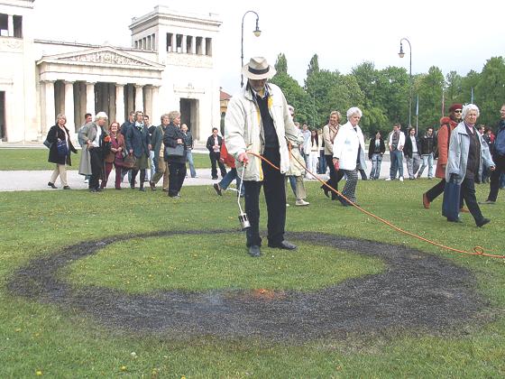 Zur Erinnerung an die Bücherverbrennung wird Wolfram P. Kastner am 10. Mai auf dem Königsplatz eine Brandspur in den Rasen brennen.	Foto: Wolfram P. Kastner