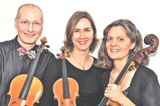 Die Mitglieder der Münchner Philharmoniker Katharina Triendl (Violine), Burghard Sigl (Viola) und Elke Funk-Hoever (Violoncello) beim Benefizkonzert in Ebersberg. 	Foto: rotary