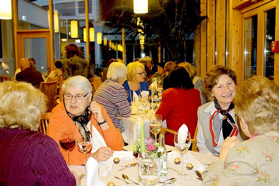 Als Dank für ihre Unterstützung kamen die Ehrenamtlichen im März zu einem Abendessen zusammen. 	Foto: privat