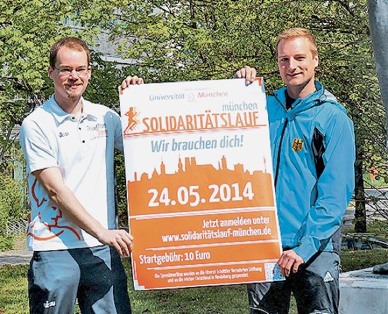 Leutnant Alexander Jung und Leutnant Matthias Marten (v. l.) rühren die Werbetrommel für den Solidaritätslauf der Bundeswehr-Uni Neubiberg. 	Foto: hw	