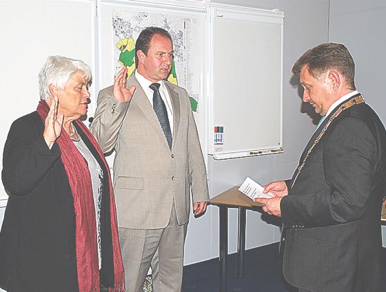 Der Erste Bürgermeister Klaus Korneder vereidigt Iris Habermann und Michael Hagen.	Foto: privat