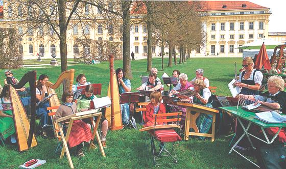 Die Besucher werden vor dem Schloss musikalisch begrüßt. 	Foto: Hermann Ernst