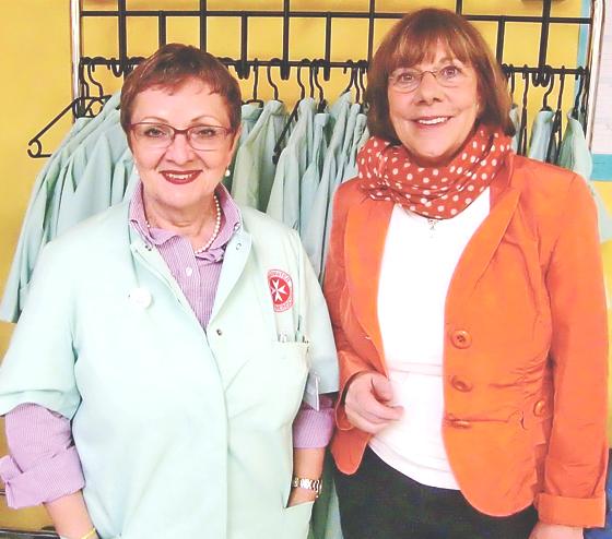 Gabriele Sepper (links, mit Angelika Oberbauer vom Pflege- und Servicemanagement) ist eine der beiden Einsatzleiterinnen der »Grünen Damen und Herren« im Klinikum Bogenhausen, das jetzt seit 30 Jahren besteht.	Foto: hgb