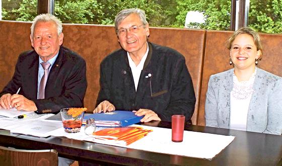 Sie organisieren die ambulante Demenzhilfe für Oberschleißheim (v. l.): Peter Benthues, Georg Kalmer und Catharina Bauer.	Foto: kw