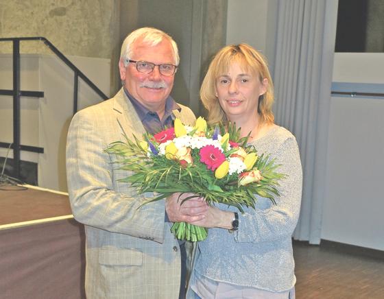 Herzlicher Abschied des neuen BA-Vorsitzenden: Otto Steinberger dankt Dr.  Stephanie Hentschel für ihre BA-Arbeit als Vorsitzende.	Foto: bus