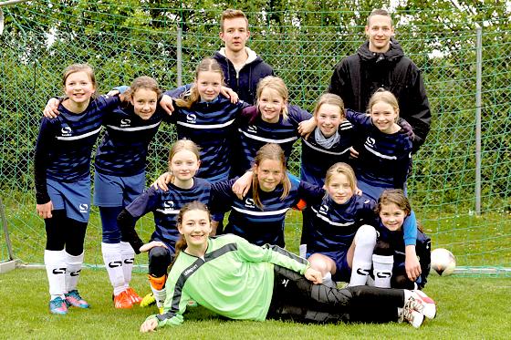 Die Mädchen der D-Jugend beim TSV Ottobrunn mit ihren engagierten Trainern.	Foto: VA