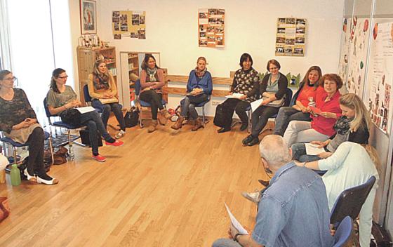 Der Seminarraum und die Teilnehmer der aktuellen Ausbildung zur Tagesmutter. Foto:  AWO Neubiberg